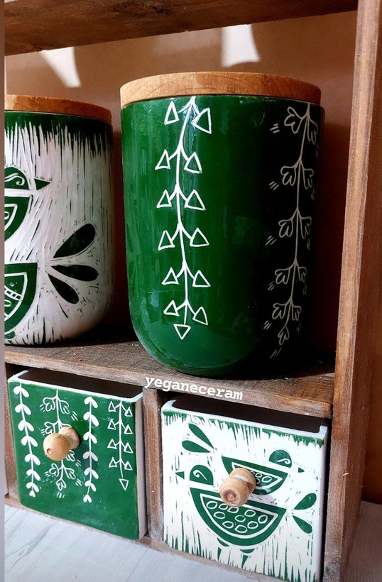 تصویر محصول پاسماوری و جا ادویه و سه عدد باکس سرامیکی طرح اسکرافیتو سبز با استند چوبی سرامیکی یگانه سرام