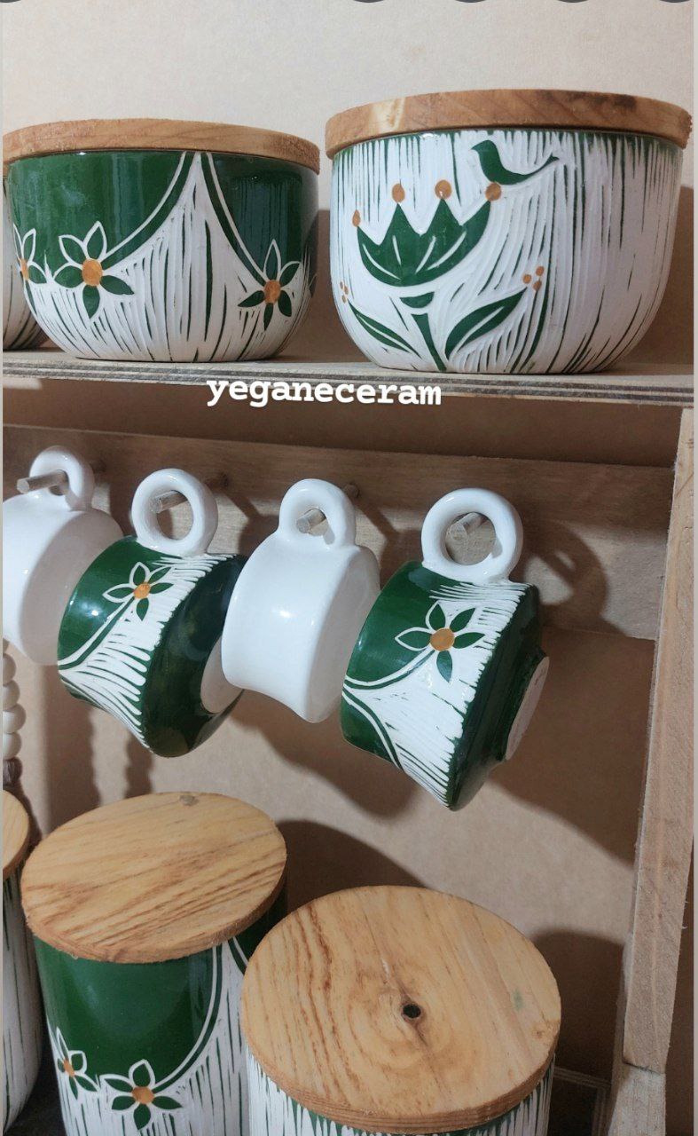 پاسماوری و جا ادویه سرامیکی شش تیکه استند چوبی و دوعدد فنجان و دو شات و روغن ریز طرح اسگرافیتو سبز