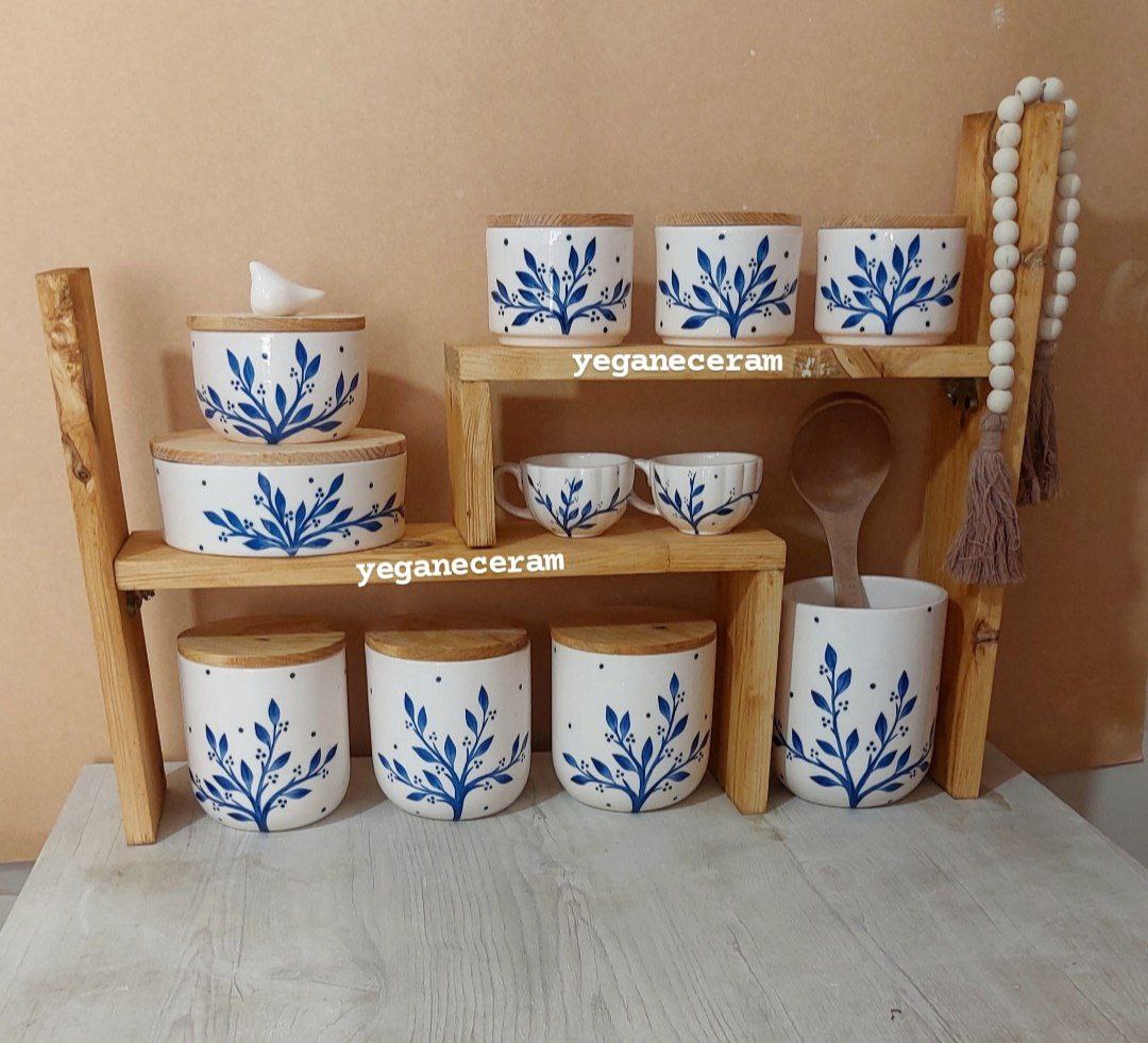 استند چوبی پازلی و  پاسماوری و جا ادویه سرامیکی  و شکلات خوری طرح قلم آبی جهیزیه طبق عکس