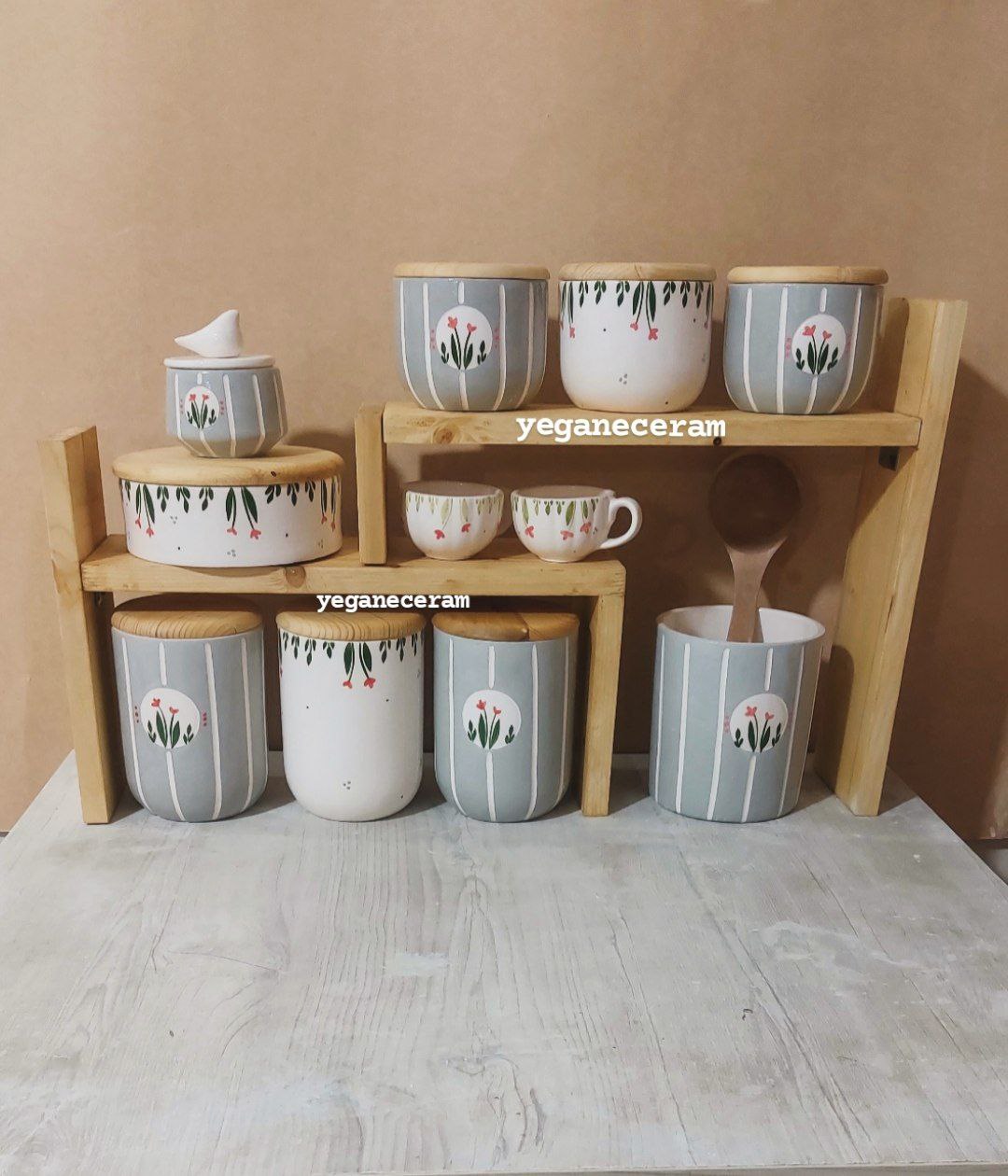 استند چوبی پازلی و  پاسماوری و جا ادویه سرامیکی  و شکلات خوری طرح خاکستری راه راه جهیزیه طبق عکس