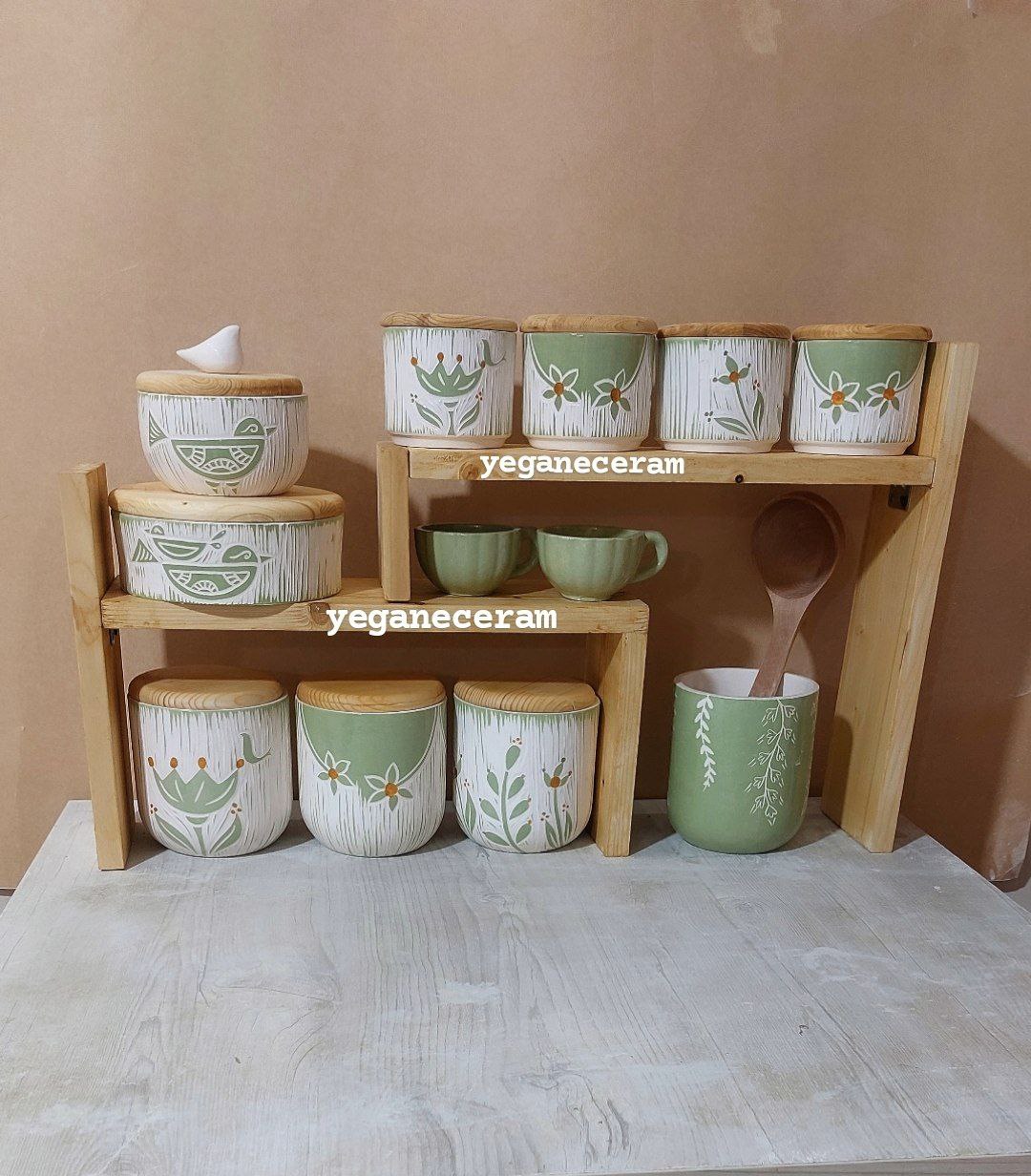 استند چوبی پازلی و  پاسماوری و جا ادویه سرامیکی  و شکلات خوری طرح سبز پسته ای جهیزیه طبق عکس