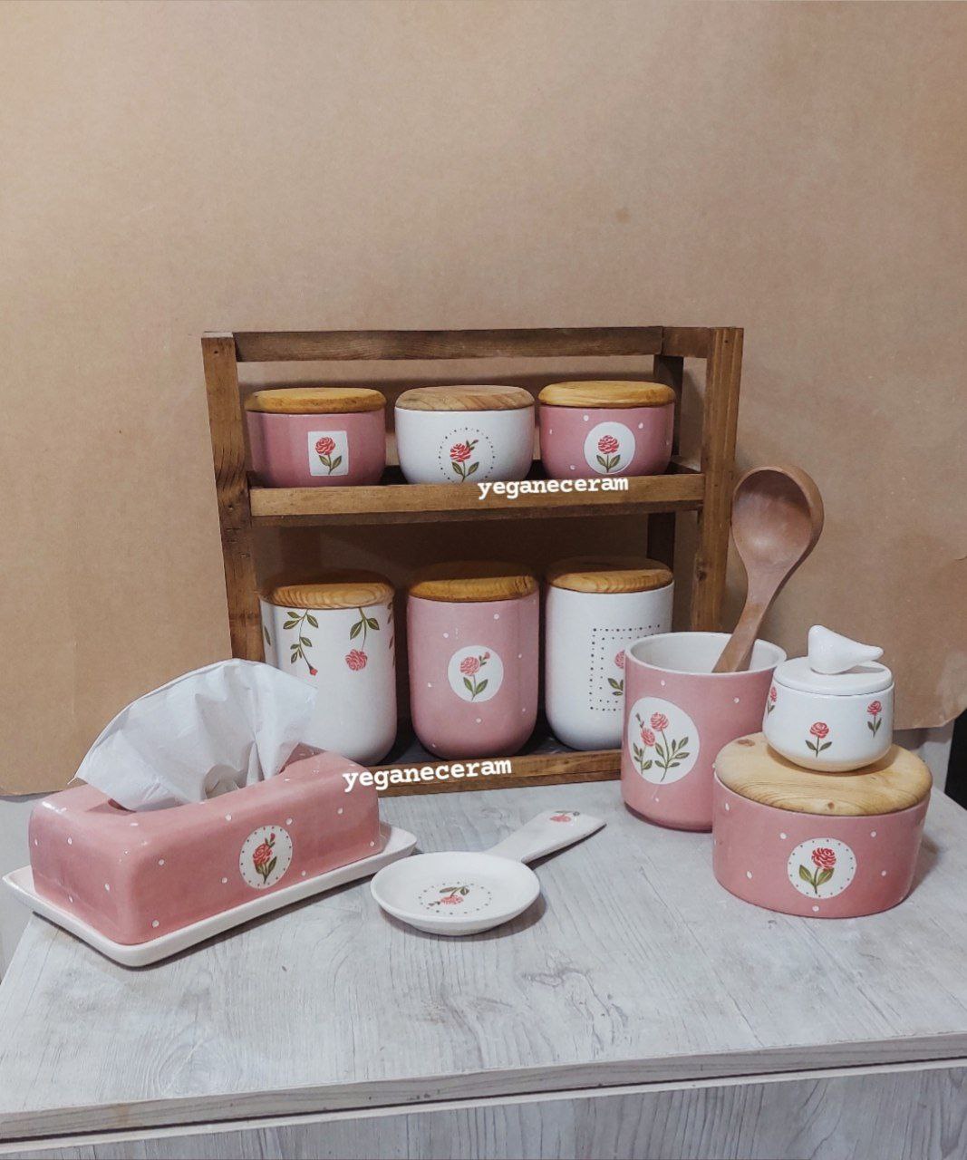 استند چوبی و شات قهوه و ست شش تیکه پاسماوری و جا ادویه سرامیکی طرح صورتی پاستلی و....جهزیه